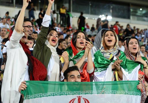 Irán permite a las mujeres ir a los partidos de fútbol, pero sólo de su selección