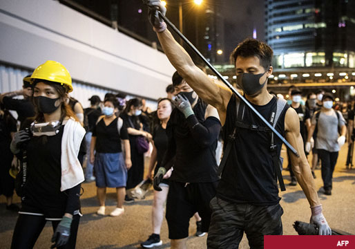 Los manifestantes toman las estaciones de metro de Hong-Kong
