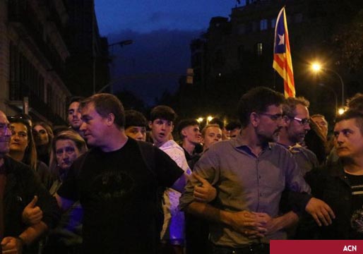 Los cordones pacíficos amainan las protestas en Barcelona
