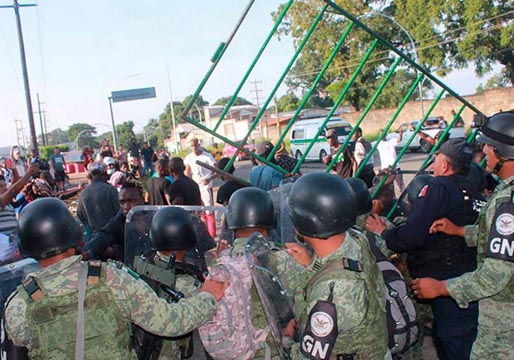 Graves enfrentamientos entre la policía mexicana y migrantes centroamericanos y africanos