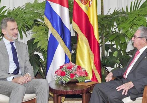 Histórico encuentro entre Felipe VI y Raúl Castro