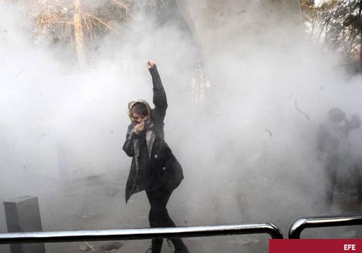 Cientos de sedes gubernamentales y bancos incendiados en las protestas contra el gobierno de Irán