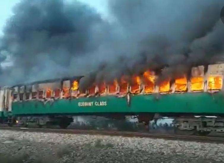 Morir en Pakistán: casi cien muertos por el incendio de un tren