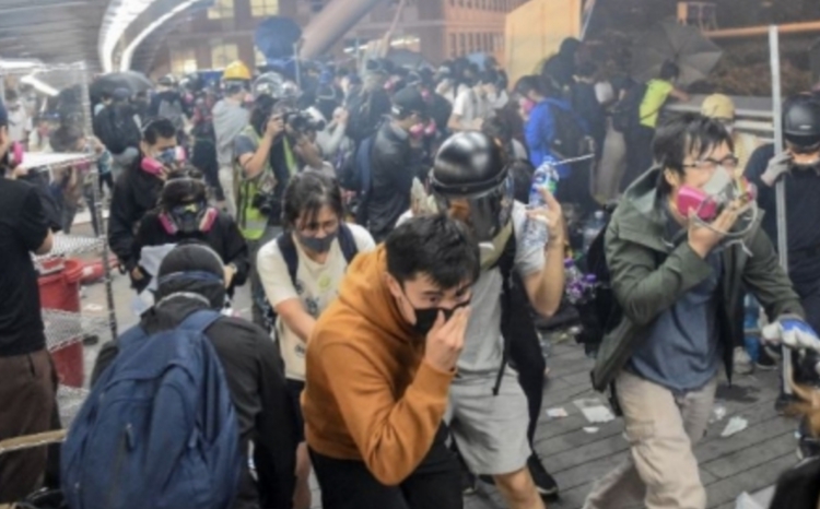 Los manifestantes cercados por la policía en la Universidad Politécnica de Hong Kong