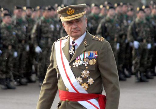 El General Fulgencio Coll trata de provocar ruido de sables para hacer tambalear la democracia