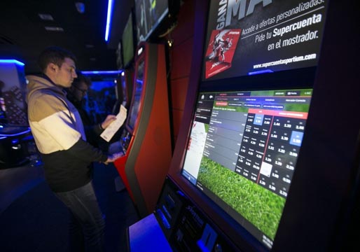 Las empresas de juego critican que el Gobierno les coarte mientras el Estado utiliza niños en la Lotería de Navidad