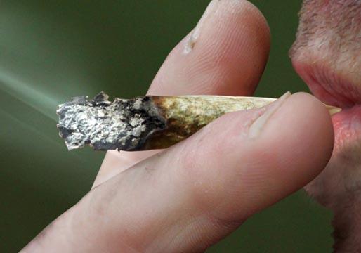 Un tipo se fuma las cenizas de su madre mezcladas con marihuana