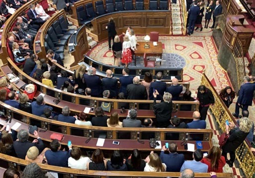 Los diputados de VOX se sientan en los escaños del PSOE