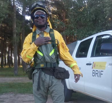 Bazie, coordinador de ‘Africanos Socialistas’ de Burkina Faso a bombero forestal
