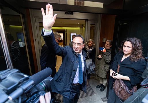 Josep Rull es vitoreado a su llegada a su puesto de trabajo en Mutua Terrassa