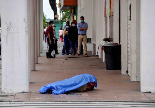 Los cadáveres se amontonan en las calles de Ecuador