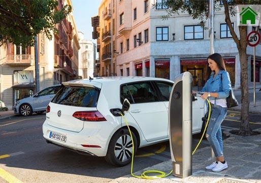El Gobierno da 5.500 euros si cambia su coche por uno eléctrico