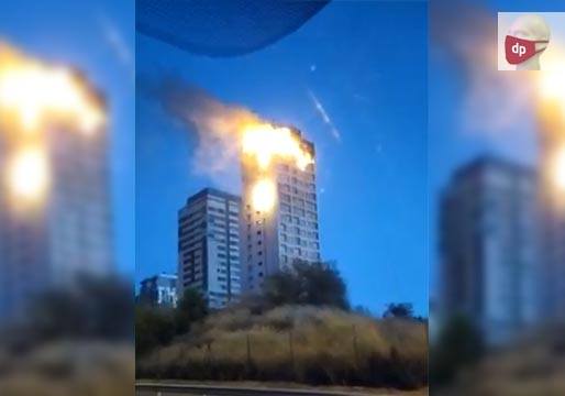 Un aparatoso incendio devora los pisos altos de una torre de Fuente de la Mora en Madrid