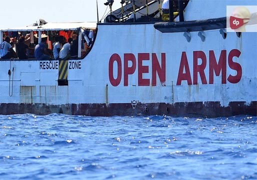 Setenta migrantes saltan por la borda del Open Arms