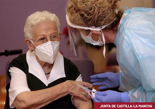 Vacunación Covid-19: Araceli, de 96 años, la primera persona en vacunarse en España