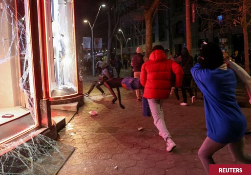 Decenas de tiendas saqueadas en Barcelona en la quinta jornada de violencia