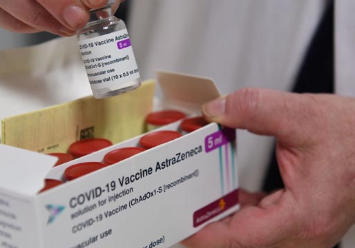 Por fin llegan 200.000 vacunas de AstraZeneca a España