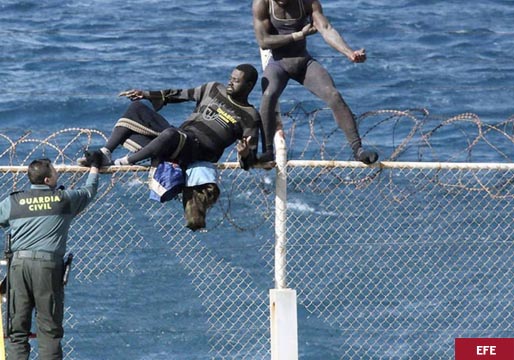 Doscientos migrantes asaltan la valla de Melilla