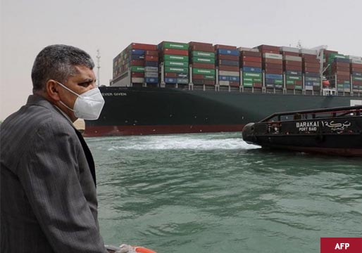 Se suspende la navegación por el Canal de Suez