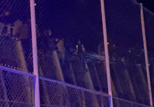 Cientos de jóvenes marroquíes siguen tratando de entrar en Melilla