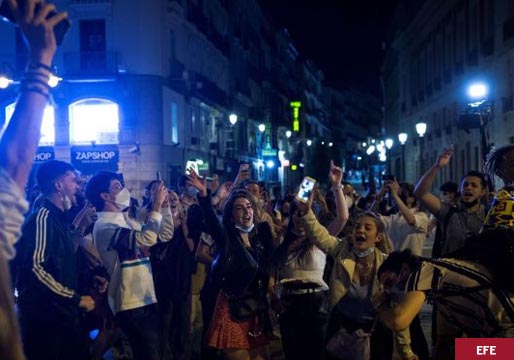 Madrid se llena de botellones multitudinarios tras el fin del toque de queda