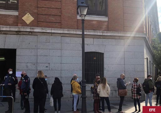 Madrid vota: largas colas en los colegios electorales a primera hora
