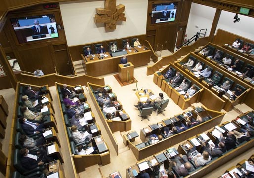 Condena a ETA de los grupos del Parlamento Vasco, salvo Bildu