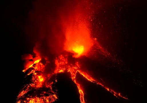 El cono del volcán de Cumbre Vieja se derrumba parcialmente