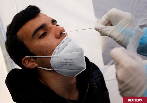 España supera los 9 millones de contagios, aunque baja la incidencia