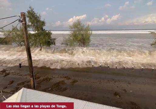 Un volcán submarino provoca un tsunami hacia Tonga