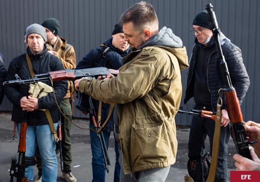 Ucrania distribuye 25.000 armas a la población de Kiev