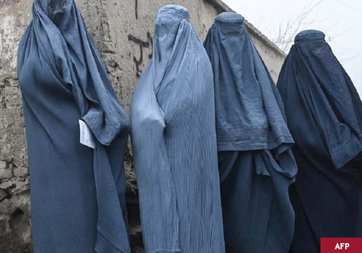 Los talibán obligan a las mujeres a ponerse velo