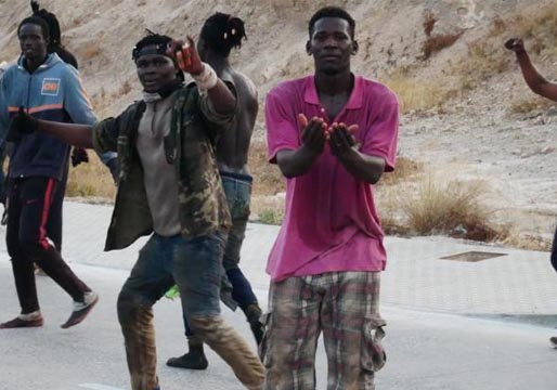 Migrantes subsaharianos saltan la valla de Melilla