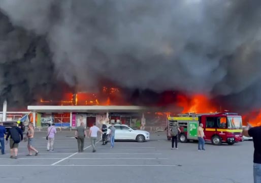 Rusia bombardea un centro comercial en Kremenchuk