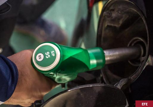 Los precios de los carburantes caen