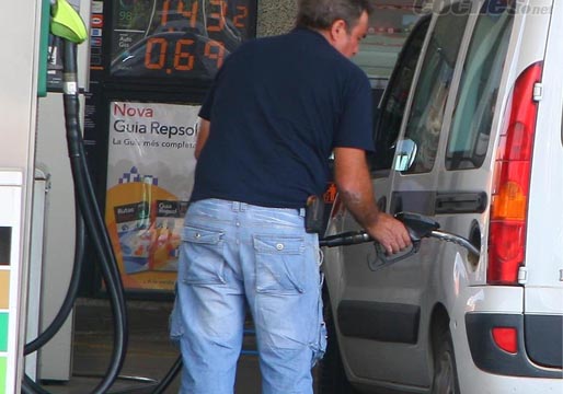 El precio de los carburantes frena su tendencia al alza