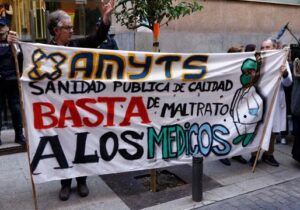 Los sanitarios de Madrid, frente a la Consejería de Hacienda