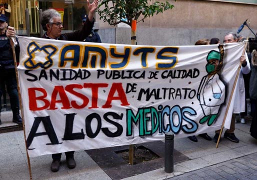 Los sanitarios de Madrid, frente a la Consejería de Hacienda