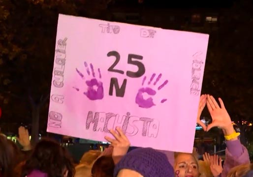 Miles de personas se manifiestan por el 25N