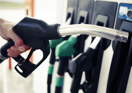 El gasoil vuelve a ser más barato que la gasolina y ambos bajan
