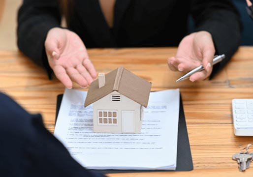 La compraventa de viviendas frena su caída en mayo